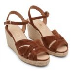 Drawing_shoes_on_white_background_20261003155601.jpg